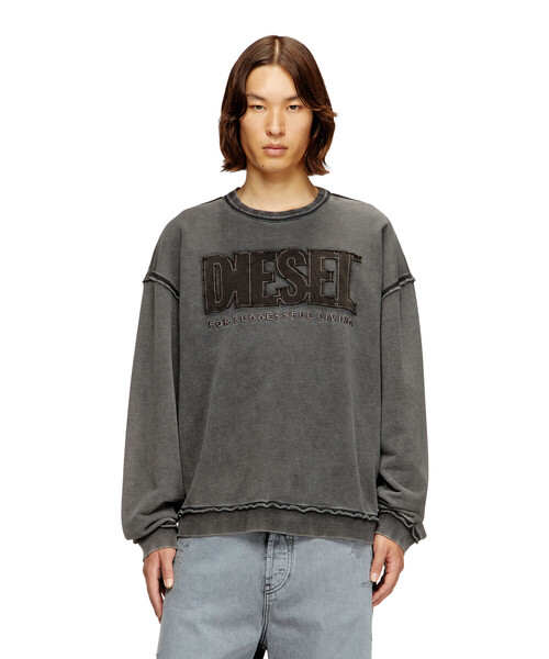 DIESEL(ディーゼル)の「メンズ リラックスフィット オーバースウェット S-BOXT-RAW-V1(スウェット・メンズ・ブラック・MEDIUM/LARGE/SMALL/X-LARGE/X-SMALL)」の4枚目の写真