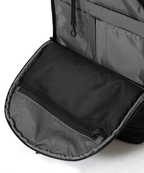 incase（インケース）の「Incase Tracks Backpack 18L-Black（バックパック/リュック・メンズ・ブラック・ONE SIZE）」の13枚目の写真