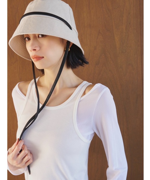 AIC.(エーアイシー)の「【UVカット】ロングストラップバケットハット/UPF50+/接触冷感/サイズ調節可能/紐取り外し可能(ハット・レディース・ブラック/アイボリー・FREE)」の2枚目の写真