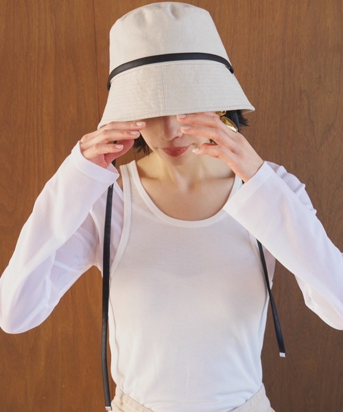 AIC.(エーアイシー)の「【UVカット】ロングストラップバケットハット/UPF50+/接触冷感/サイズ調節可能/紐取り外し可能(ハット・レディース・ブラック/アイボリー・FREE)」の10枚目の写真