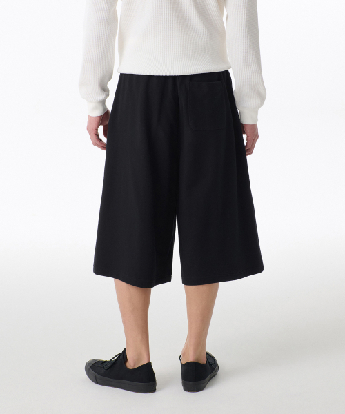 MUSINSA STANDARD（ムシンサスタンダード）の「ワンタックロングバミューダスウェットパンツ[ブラック]（その他パンツ・メンズ・その他・X-LARGE/LARGE/XX-LARGE/MEDIUM/SMALL/XXX-LARGE）」の2枚目の写真