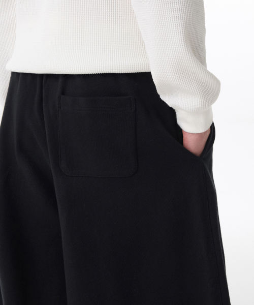 MUSINSA STANDARD（ムシンサスタンダード）の「ワンタックロングバミューダスウェットパンツ[ブラック]（その他パンツ・メンズ・その他・X-LARGE/LARGE/XX-LARGE/MEDIUM/SMALL/XXX-LARGE）」の5枚目の写真