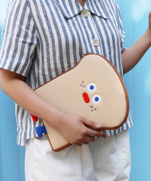 Brunch Brother（ブランチブラザー）の「iPad用ポーチ･タブレット 11インチ･ブランチブラザー ROMANE（ロマネ）（PC・タブレットケース・レディース・ベージュ・FREE）」の4枚目の写真