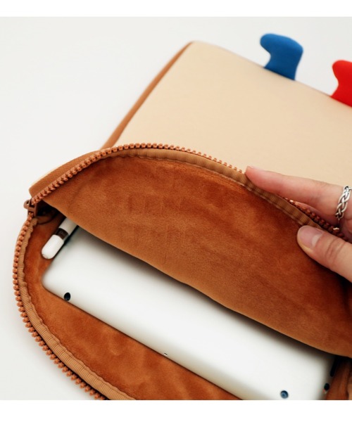 Brunch Brother（ブランチブラザー）の「iPad用ポーチ･タブレット 11インチ･ブランチブラザー ROMANE（ロマネ）（PC・タブレットケース・レディース・ベージュ・FREE）」の5枚目の写真