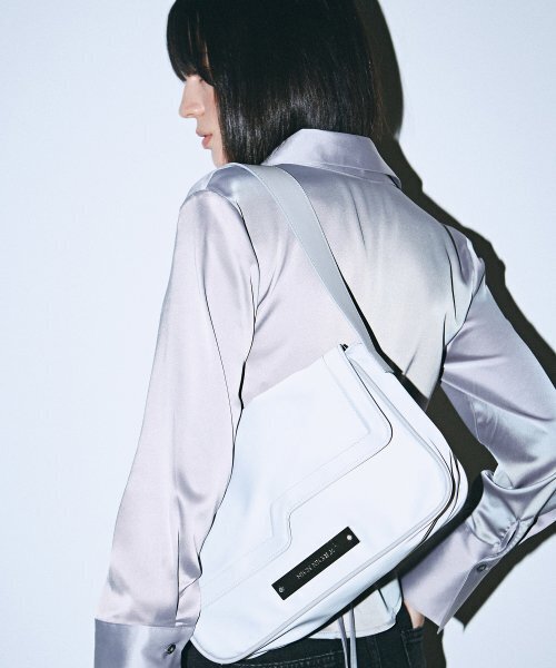 NICK&NICOLE(ニックアンドニコール)の「CRYSTAL WAVE POINT MESSENGER BAG_SILVER(ショルダーバッグ・レディース・その他・ONE SIZE)」の5枚目の写真