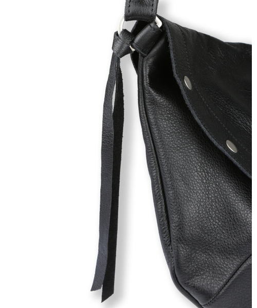 BESLOW（ビースロー）の「STUDED LEATHER BODY CROSS BAG BLACK（メッセンジャーバッグ・メンズ・その他・ONE SIZE）」の2枚目の写真