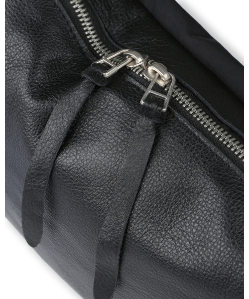 BESLOW（ビースロー）の「STUDED LEATHER BODY CROSS BAG BLACK（メッセンジャーバッグ・メンズ・その他・ONE SIZE）」の4枚目の写真