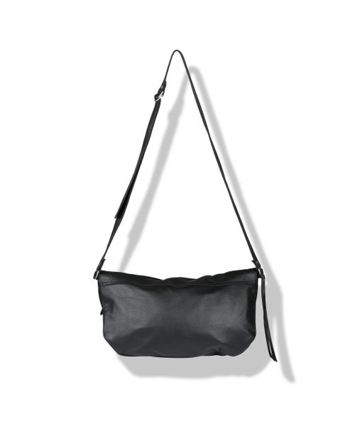 BESLOW（ビースロー）の「STUDED LEATHER BODY CROSS BAG BLACK（メッセンジャーバッグ・メンズ・その他・ONE SIZE）」の6枚目の写真
