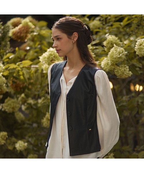 Two pintuck hidden button leather vest - black