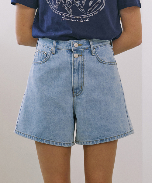 NONLOCAL(ノンローカル)の「Button Detail Denim Shorts - Light Blue(その他パンツ・レディース・その他・L/M/S)」の1枚目の写真