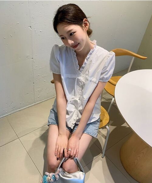 NONLOCAL(ノンローカル)の「Button Detail Denim Shorts - Light Blue(その他パンツ・レディース・その他・L/M/S)」の3枚目の写真