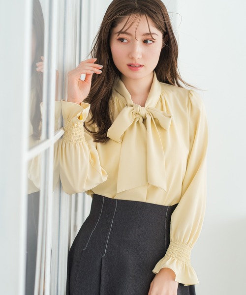 MISCH MASCH(ミッシュマッシュ)の「2026春夏新作 ボウタイシャーリングブラウス(シャツ/ブラウス・レディース・ブルー/ホワイト/ホワイト×ブラック/イエロー・フリ-)」の4枚目の写真