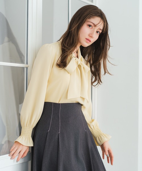 MISCH MASCH(ミッシュマッシュ)の「2026春夏新作 ボウタイシャーリングブラウス(シャツ/ブラウス・レディース・ブルー/ホワイト/ホワイト×ブラック/イエロー・フリ-)」の5枚目の写真