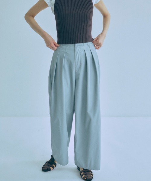 EN NEUME(エンノイム)の「Washable Faux Leather Tuck Wide Pants(その他パンツ・レディース・ブルー/イエロー・FREE)」の2枚目の写真