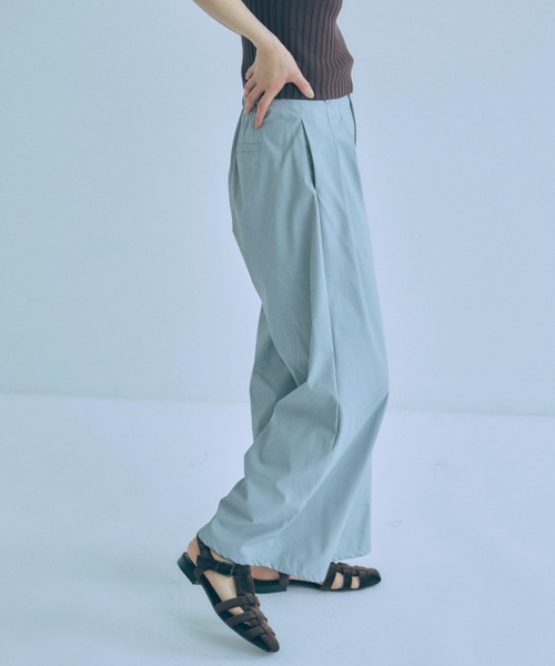 EN NEUME(エンノイム)の「Washable Faux Leather Tuck Wide Pants(その他パンツ・レディース・ブルー/イエロー・FREE)」の5枚目の写真