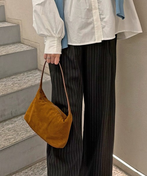 HEILIS(ヘイリス)の「【Chel Select】フェイクスエードコージーバッグ / 秋服 春服 冬服 スウェード スクエア ハンドバッグ ワンハンドル 韓国 ブラウン キャメル ブラック レッド 無地 シンプル カジュアル ファスナー ノームコア シティガール トレンド(ハンドバッグ・レディース・ブラック/キャメル・FREE)」の4枚目の写真