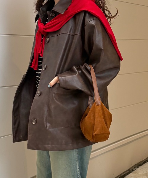 HEILIS(ヘイリス)の「【Chel Select】フェイクスエードコージーバッグ / 秋服 春服 冬服 スウェード スクエア ハンドバッグ ワンハンドル 韓国 ブラウン キャメル ブラック レッド 無地 シンプル カジュアル ファスナー ノームコア シティガール トレンド(ハンドバッグ・レディース・ブラック/キャメル・FREE)」の11枚目の写真