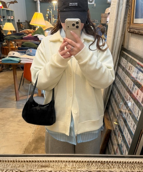 HEILIS(ヘイリス)の「【Chel Select】フェイクスエードコージーバッグ / 秋服 春服 冬服 スウェード スクエア ハンドバッグ ワンハンドル 韓国 ブラウン キャメル ブラック レッド 無地 シンプル カジュアル ファスナー ノームコア シティガール トレンド(ハンドバッグ・レディース・ブラック/キャメル・FREE)」の13枚目の写真