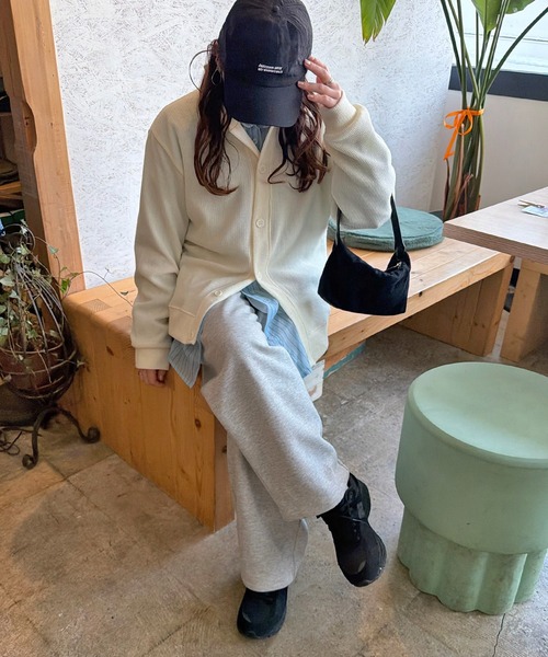 HEILIS(ヘイリス)の「【Chel Select】フェイクスエードコージーバッグ / 秋服 春服 冬服 スウェード スクエア ハンドバッグ ワンハンドル 韓国 ブラウン キャメル ブラック レッド 無地 シンプル カジュアル ファスナー ノームコア シティガール トレンド(ハンドバッグ・レディース・ブラック/キャメル・FREE)」の15枚目の写真