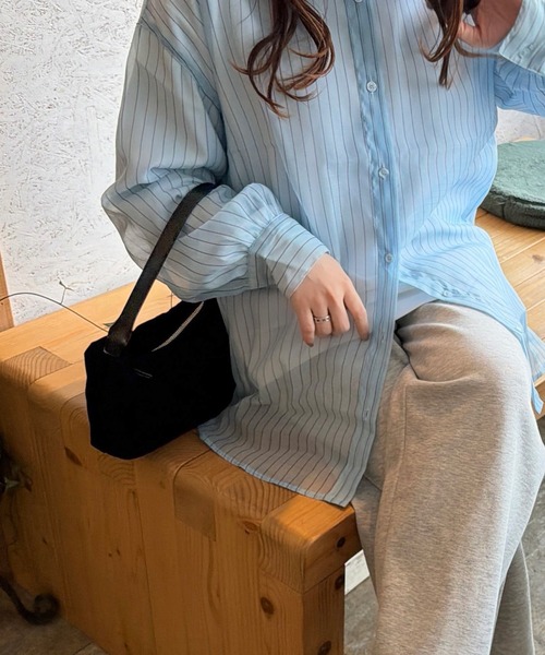 HEILIS(ヘイリス)の「【Chel Select】フェイクスエードコージーバッグ / 秋服 春服 冬服 スウェード スクエア ハンドバッグ ワンハンドル 韓国 ブラウン キャメル ブラック レッド 無地 シンプル カジュアル ファスナー ノームコア シティガール トレンド(ハンドバッグ・レディース・ブラック/キャメル・FREE)」の7枚目の写真