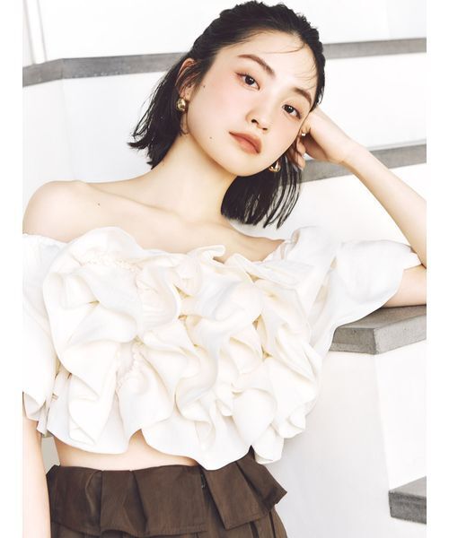 SNIDEL（スナイデル）の「オフショルボリュームフリルブラウス（シャツ/ブラウス・レディース・ライトグレー/アイボリー/カーキ・F）」の2枚目の写真