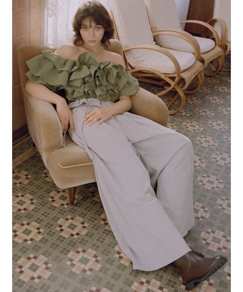 SNIDEL（スナイデル）の「オフショルボリュームフリルブラウス（シャツ/ブラウス・レディース・ライトグレー/アイボリー/カーキ・F）」の7枚目の写真