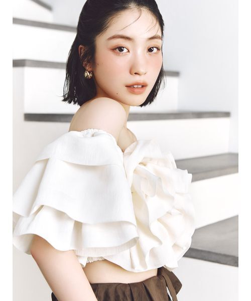 SNIDEL（スナイデル）の「オフショルボリュームフリルブラウス（シャツ/ブラウス・レディース・ライトグレー/アイボリー/カーキ・F）」の4枚目の写真