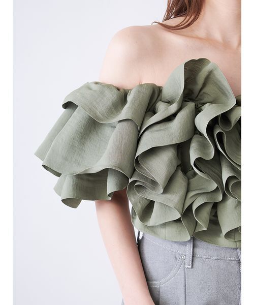 SNIDEL（スナイデル）の「オフショルボリュームフリルブラウス（シャツ/ブラウス・レディース・ライトグレー/アイボリー/カーキ・F）」の12枚目の写真