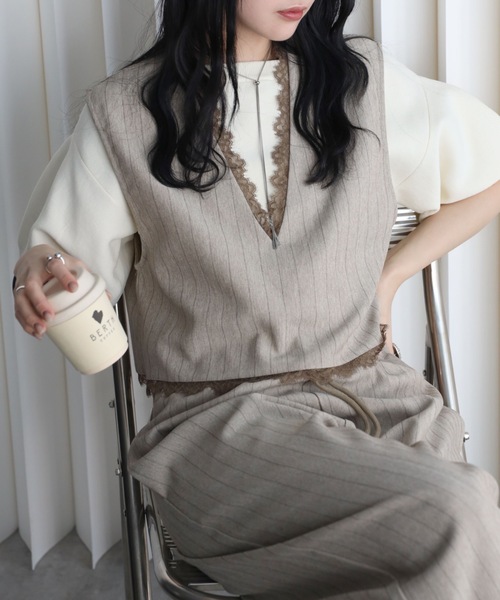 YENNA(イェンナ)の「レース切替ストライプVネックベスト/オケージョン(ベスト・レディース・チャコールグレー/グレイッシュベージュ/ベージュ・FREE)」の3枚目の写真