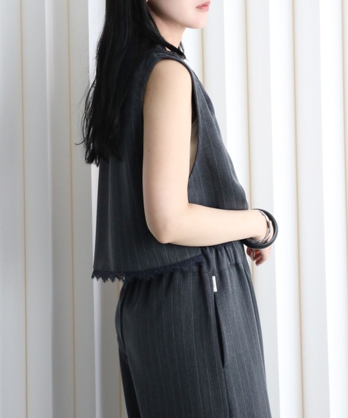 YENNA(イェンナ)の「レース切替ストライプVネックベスト/オケージョン(ベスト・レディース・チャコールグレー/グレイッシュベージュ/ベージュ・FREE)」の21枚目の写真