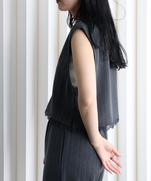 YENNA(イェンナ)の「ストライプ柄 レース切替Vネックベスト【セットアップ対応】オケージョン(ベスト・レディース・チャコールグレー/グレイッシュベージュ/ベージュ・FREE)」の22枚目の写真