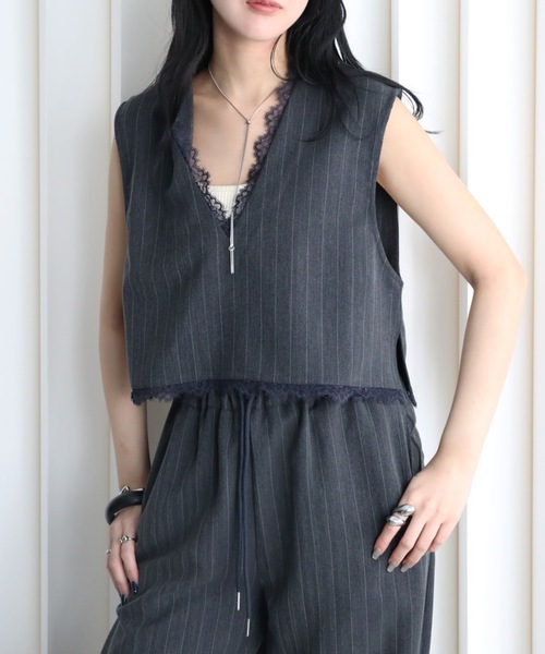 YENNA(イェンナ)の「レース切替ストライプVネックベスト/オケージョン(ベスト・レディース・チャコールグレー/グレイッシュベージュ/ベージュ・FREE)」の15枚目の写真