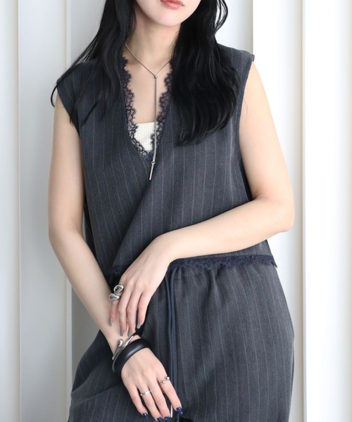 YENNA(イェンナ)の「レース切替ストライプVネックベスト/オケージョン(ベスト・レディース・チャコールグレー/グレイッシュベージュ/ベージュ・FREE)」の17枚目の写真