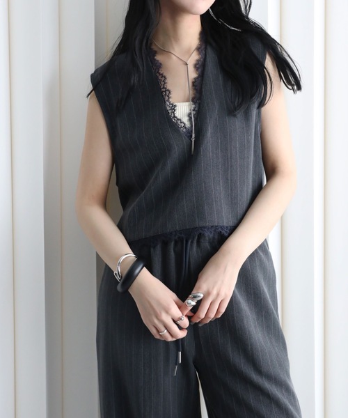 YENNA(イェンナ)の「レース切替ストライプVネックベスト/オケージョン(ベスト・レディース・チャコールグレー/グレイッシュベージュ/ベージュ・FREE)」の18枚目の写真
