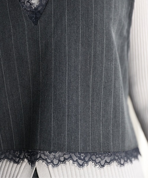 YENNA(イェンナ)の「レース切替ストライプVネックベスト/オケージョン(ベスト・レディース・チャコールグレー/グレイッシュベージュ/ベージュ・FREE)」の13枚目の写真