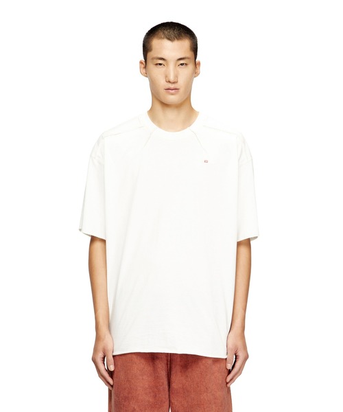 DIESEL(ディーゼル)の「メンズ Tシャツ T-CRAHOR-BOXT-T1(Tシャツ/カットソー・メンズ・オフホワイト/ブラック・X-SMALL/SMALL/X-LARGE/XX-LARGE/LARGE/XXX-LARGE/MEDIUM)」の2枚目の写真