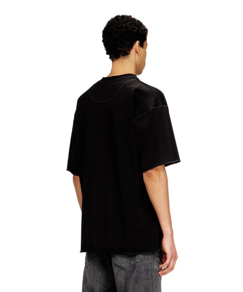 DIESEL(ディーゼル)の「メンズ Tシャツ T-CRAHOR-BOXT-T1(Tシャツ/カットソー・メンズ・オフホワイト/ブラック・X-SMALL/SMALL/X-LARGE/XX-LARGE/LARGE/XXX-LARGE/MEDIUM)」の3枚目の写真