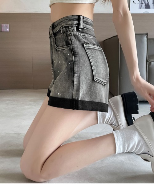 &soiree(アンドソワレ)の「ビジュー付きロールアップショートデニムパンツ(デニムパンツ・レディース・ブラック/ブルー・X-SMALL/SMALL/MEDIUM/LARGE/X-LARGE)」の4枚目の写真