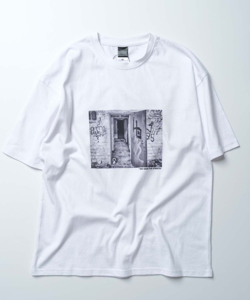 SHISKY(シスキー)の「グラフィック トランスファー BIG 半袖Tシャツ(Tシャツ/カットソー・メンズ・ホワイト系その他5/ホワイト系その他6/ホワイト系その他7/オフホワイト/ホワイト系その他2/ホワイト系その他4/ホワイト系その他/ホワイト系その他3/その他/その他1/その他2/その他3・S/M/L/XL)」の2枚目の写真