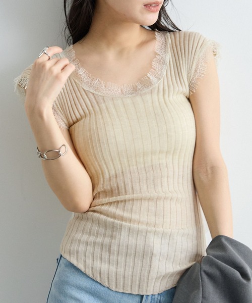 Futier land(フューティアランド)の「Uネックレースキャミソール(Tシャツ/カットソー・レディース・ブラック/ベージュ/ブルー・FREE)」の3枚目の写真