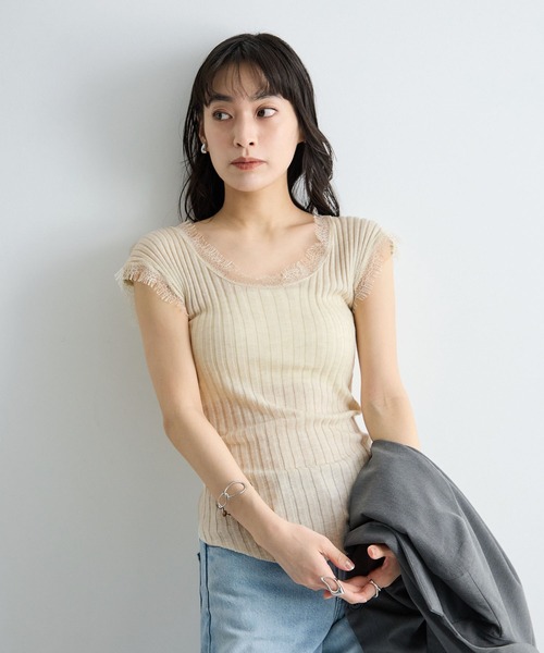 Futier land(フューティアランド)の「Uネックレースキャミソール(Tシャツ/カットソー・レディース・ブラック/ベージュ/ブルー・FREE)」の8枚目の写真