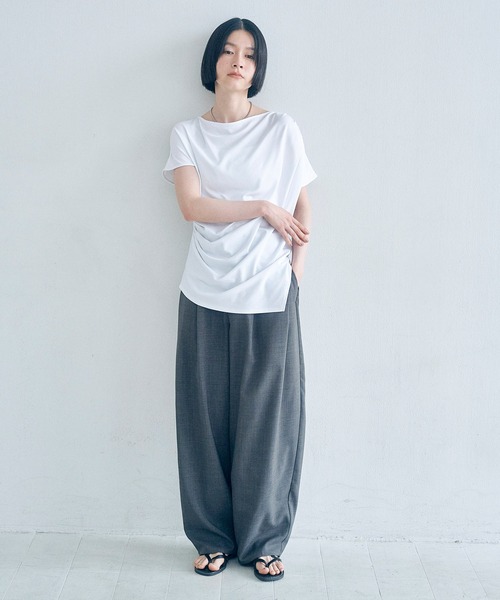 Obis&(オビスアンド)の「アシンメトリー ドレープTシャツ(Tシャツ/カットソー・レディース・ホワイト/ブラック・FREE)」の17枚目の写真