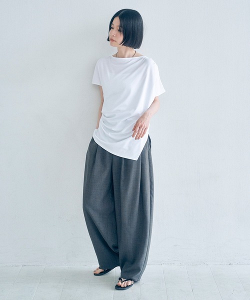 Obis&(オビスアンド)の「アシンメトリー ドレープTシャツ(Tシャツ/カットソー・レディース・ホワイト/ブラック・FREE)」の19枚目の写真