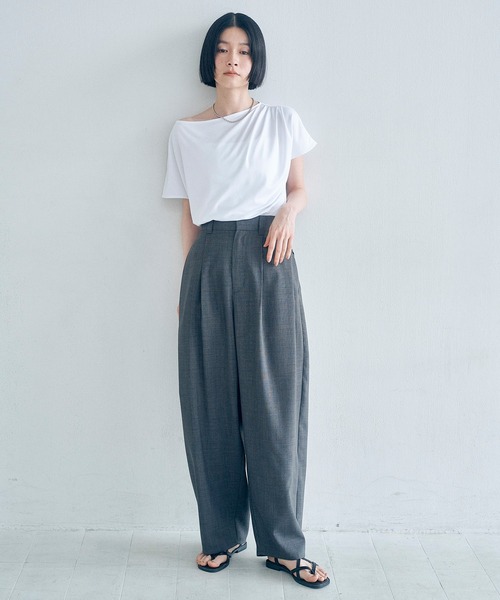 Obis&(オビスアンド)の「アシンメトリー ドレープTシャツ(Tシャツ/カットソー・レディース・ホワイト/ブラック・FREE)」の20枚目の写真