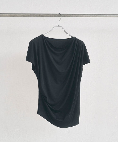 Obis&(オビスアンド)の「アシンメトリー ドレープTシャツ(Tシャツ/カットソー・レディース・ホワイト/ブラック・FREE)」の4枚目の写真