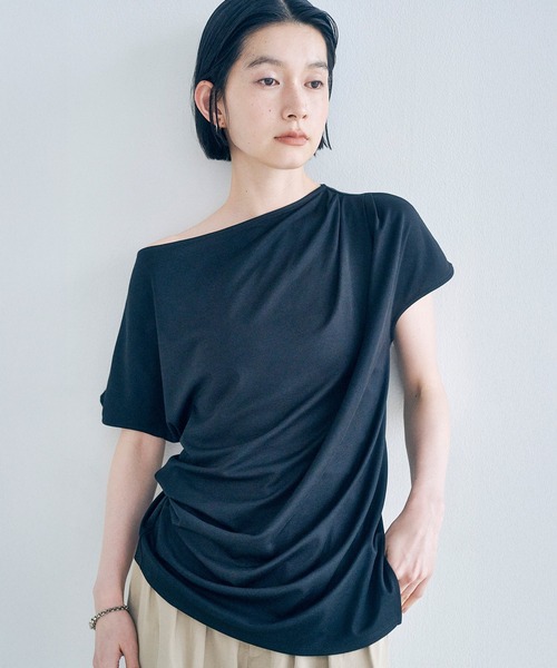 Obis&(オビスアンド)の「アシンメトリー ドレープTシャツ(Tシャツ/カットソー・レディース・ホワイト/ブラック・FREE)」の3枚目の写真