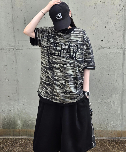 XTONZ(エクストーンズ)の「XTT159 カットオフアプリケカモTシャツ (ブラック/カモ)(Tシャツ/カットソー・レディース・その他・SMALL/MEDIUM/LARGE/X-SMALL)」の1枚目の写真