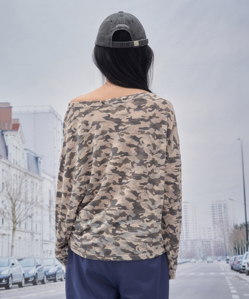 SOMSOC(ソムソック)の「VOER CAMO ASYMMETRY TOP_BEIGE(Tシャツ/カットソー・レディース・その他・FREE)」の2枚目の写真