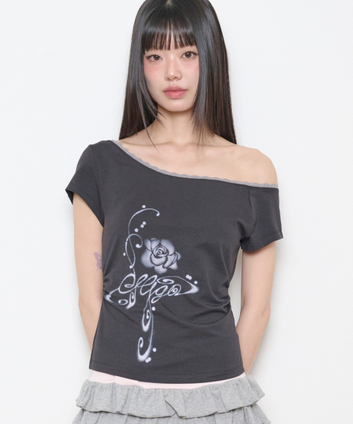 ILLIGO(イリゴ)の「セソフローラルワンショルダーシャーリングトップチャコール(Tシャツ/カットソー・レディース・その他・OS)」の2枚目の写真