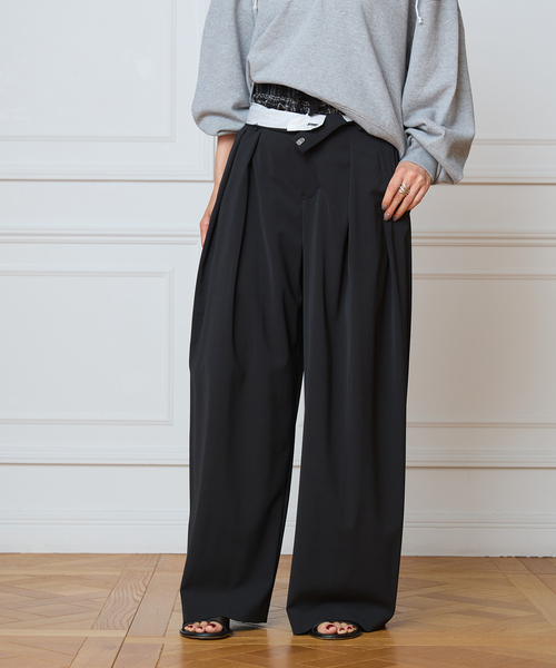 IENA LA BOUCLE(イエナラブークル)の「《洗濯機洗い可》IENA LA BOUCLE ブライトツイルタックパンツ(スラックス・レディース・グリーン系その他/チャコールグレー/ブラック系その他・34/38/36/40)」の1枚目の写真